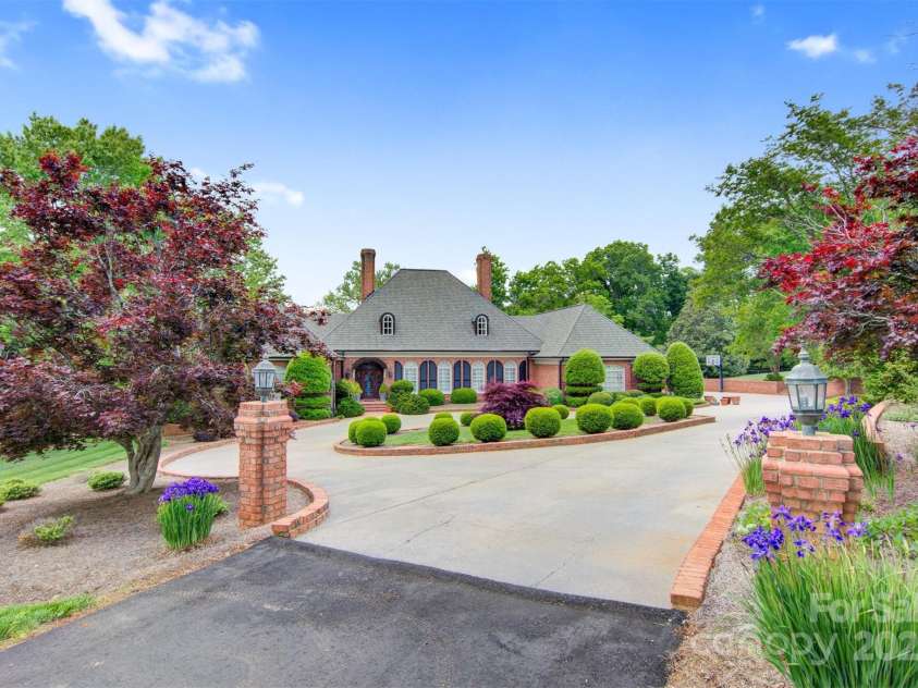 364 39th Avenue Drive, Hickory, NC 28601.  MLS# CAR4298899, YatesRealty ID 5421. 