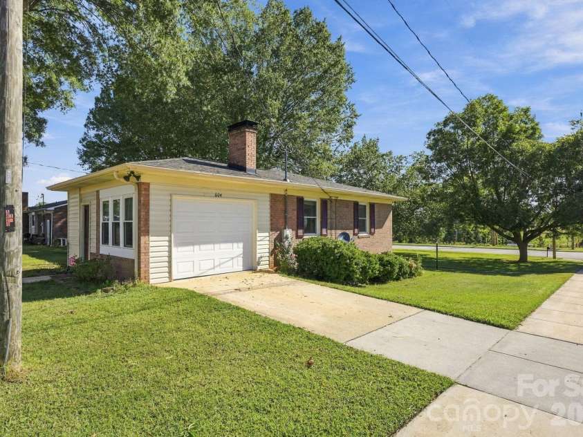 604 Park Avenue, Mooresville, NC 28115.  MLS# CAR4428577, YatesRealty ID 54210. 