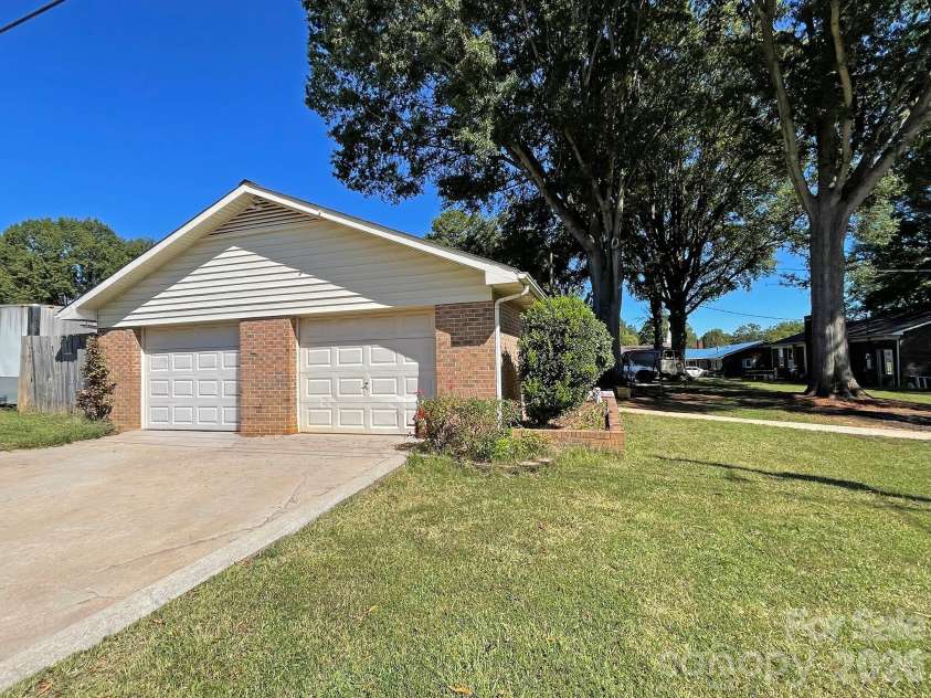 604 Park Avenue, Mooresville, NC 28115.  MLS# CAR4428577, YatesRealty ID 54210. 