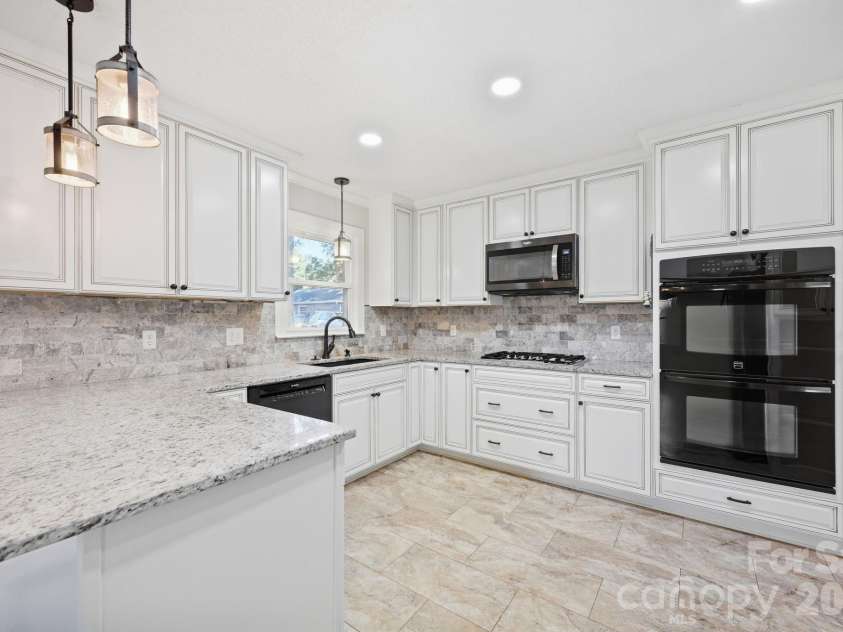 604 Park Avenue, Mooresville, NC 28115.  MLS# CAR4428577, YatesRealty ID 54210. 