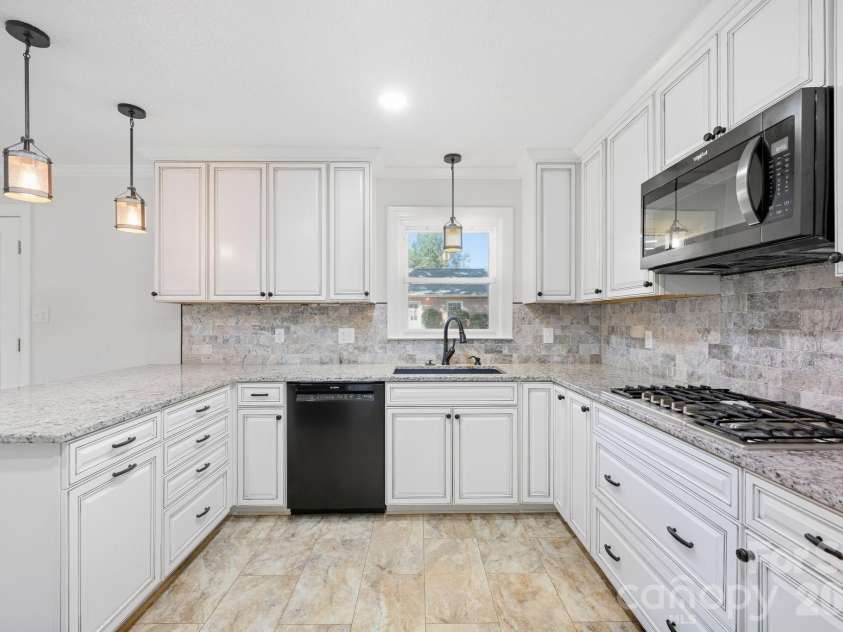 604 Park Avenue, Mooresville, NC 28115.  MLS# CAR4428577, YatesRealty ID 54210. 