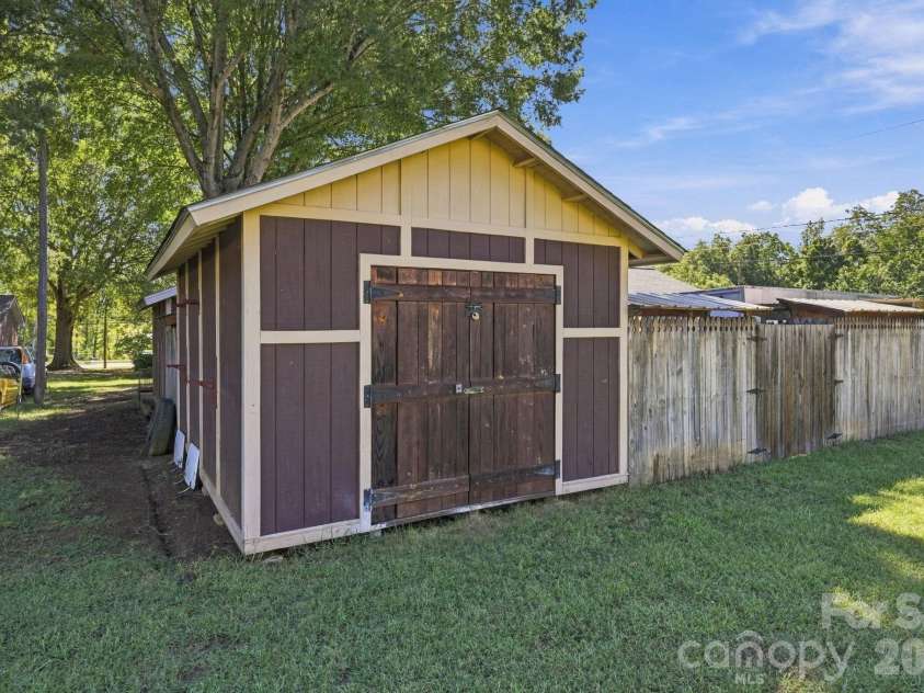 604 Park Avenue, Mooresville, NC 28115.  MLS# CAR4428577, YatesRealty ID 54210. 
