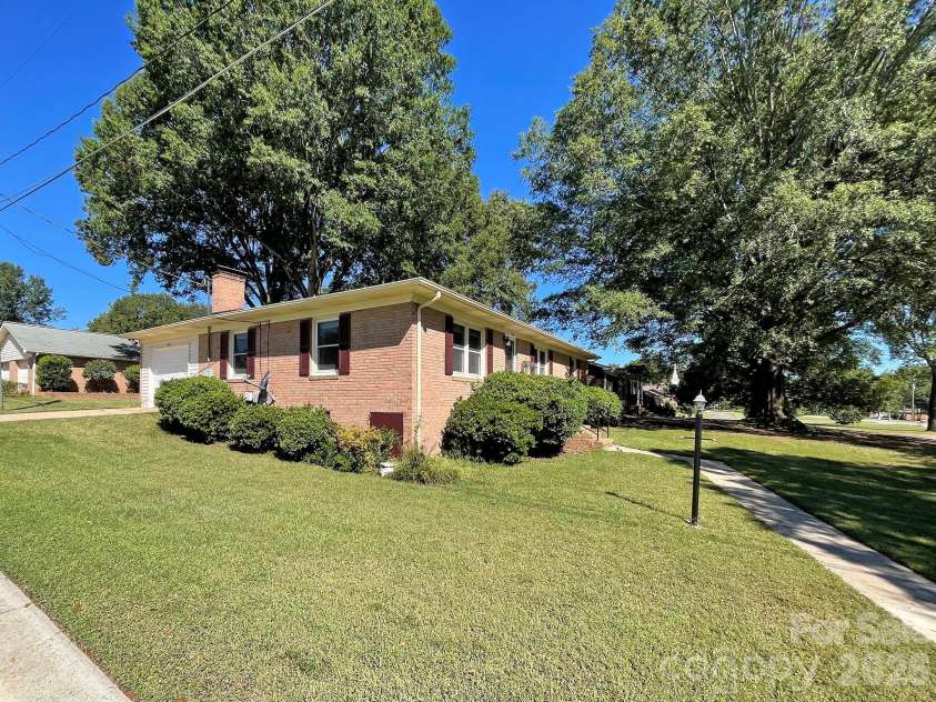 604 Park Avenue, Mooresville, NC 28115.  MLS# CAR4428577, YatesRealty ID 54210. 