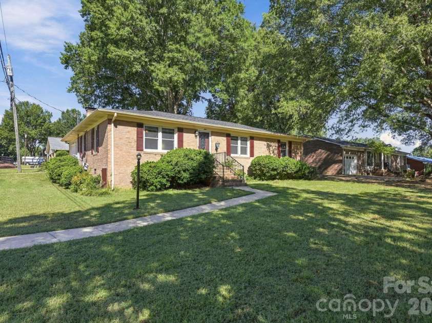 604 Park Avenue, Mooresville, NC 28115.  MLS# CAR4428577, YatesRealty ID 54210. 