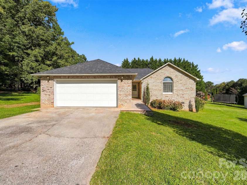 1256 Willow Drive, Morganton, NC 28655.  MLS# CAR4430614, YatesRealty ID 54211. 