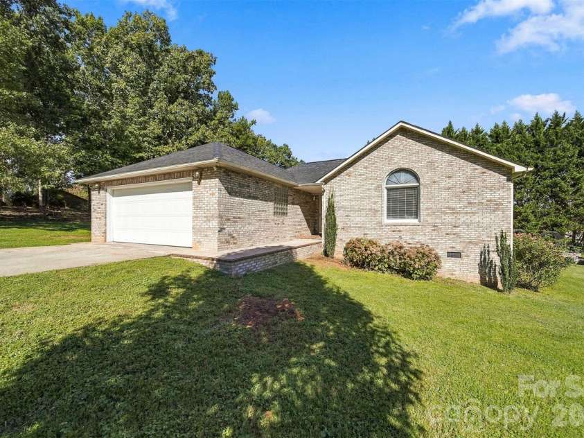 1256 Willow Drive, Morganton, NC 28655.  MLS# CAR4430614, YatesRealty ID 54211. 