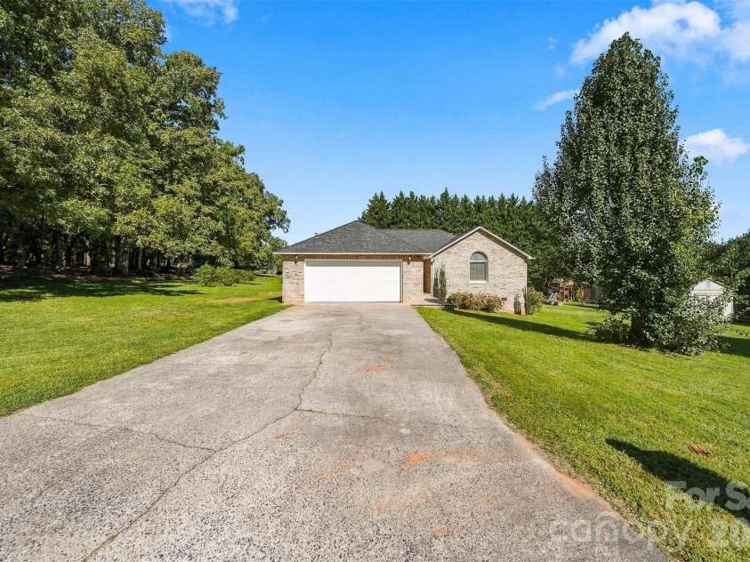 1256 Willow Drive, Morganton, NC 28655.  MLS# CAR4430614, YatesRealty ID 54211. 