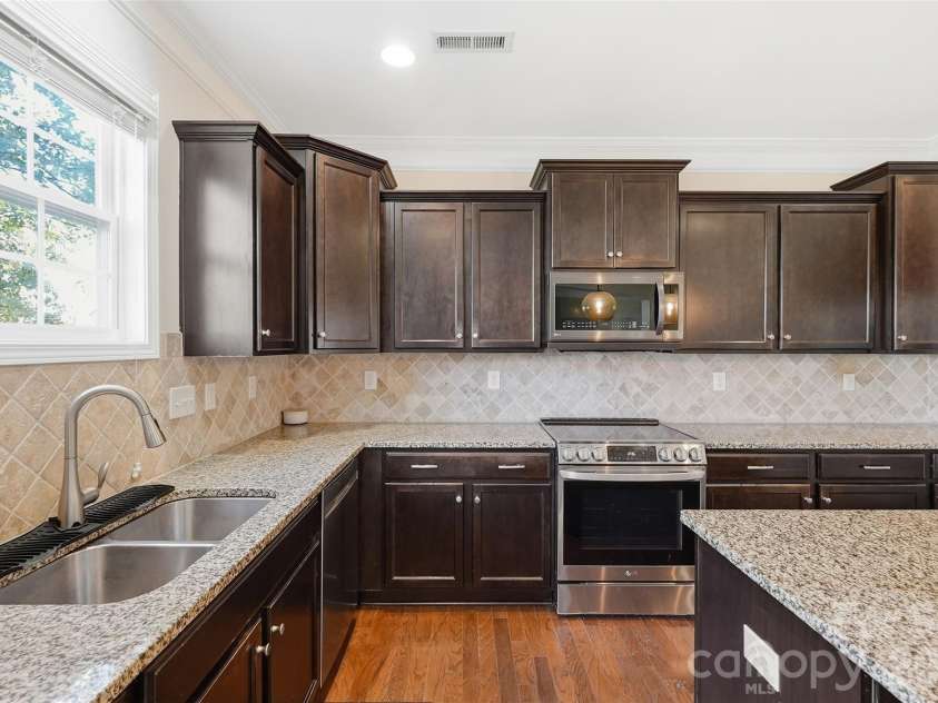 13507 David Jennings Avenue, Charlotte, NC 28213.  MLS# CAR4429756, YatesRealty ID 54215. Entertaining Kitchen