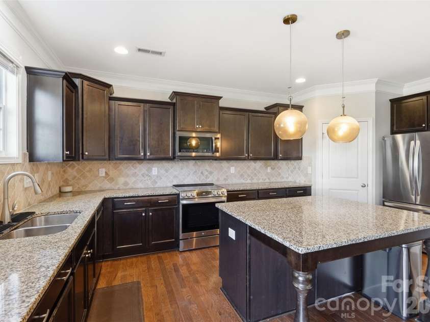 13507 David Jennings Avenue, Charlotte, NC 28213.  MLS# CAR4429756, YatesRealty ID 54215. Entertaining Kitchen