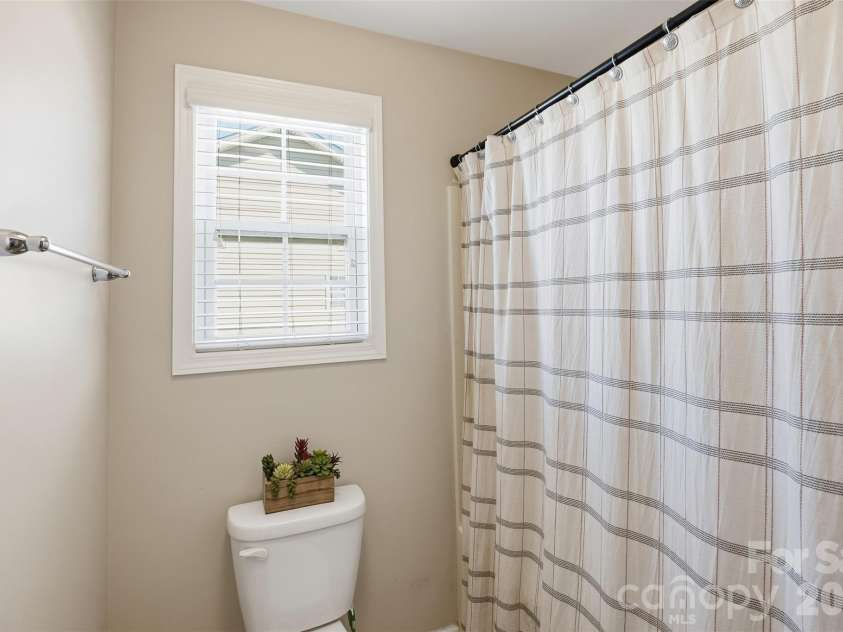 13507 David Jennings Avenue, Charlotte, NC 28213.  MLS# CAR4429756, YatesRealty ID 54215. Jack and Jill Bathroom 2