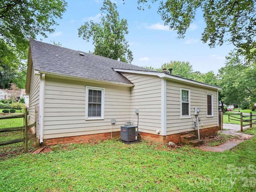 5508 Whistlewood Lane, Charlotte, NC 28208.  MLS# CAR4429497, YatesRealty ID 54218. 