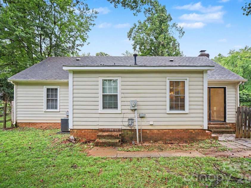 5508 Whistlewood Lane, Charlotte, NC 28208.  MLS# CAR4429497, YatesRealty ID 54218. 