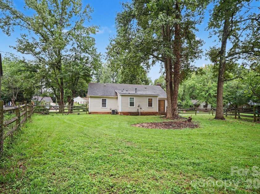 5508 Whistlewood Lane, Charlotte, NC 28208.  MLS# CAR4429497, YatesRealty ID 54218. 