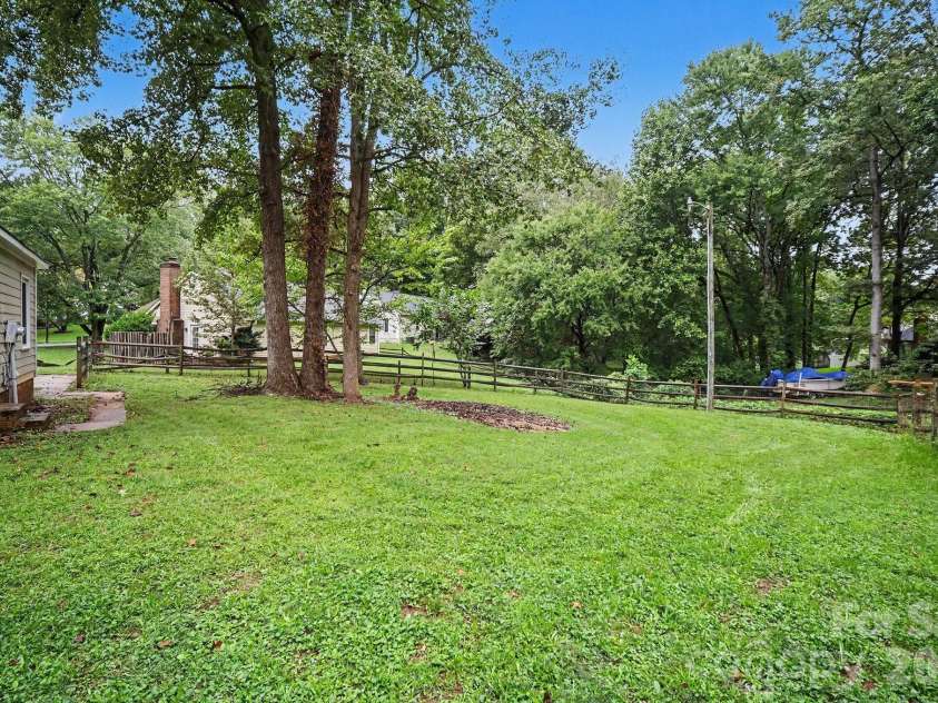 5508 Whistlewood Lane, Charlotte, NC 28208.  MLS# CAR4429497, YatesRealty ID 54218. 