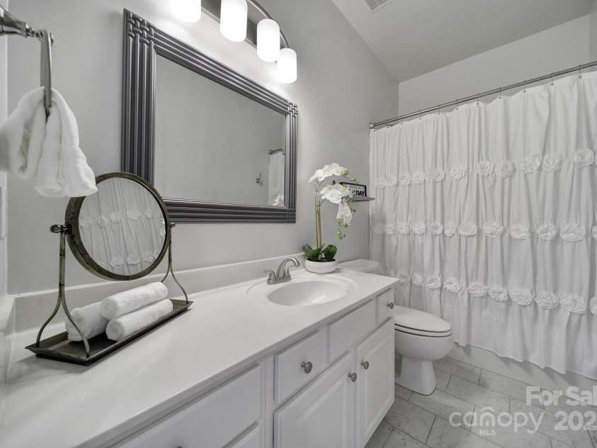 2399 Woodridge Drive, Fort Mill, SC 29715.  MLS# CAR4231680, YatesRealty ID 5422. Hall bath