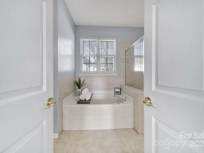 2399 Woodridge Drive, Fort Mill, SC 29715.  MLS# CAR4231680, YatesRealty ID 5422. Primary bath