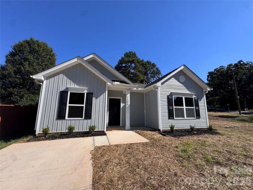1106 Montcalm Street, Charlotte, NC 28208.  MLS# CAR4430071, YatesRealty ID 54222. 