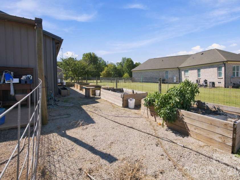 2870 Bradshaw Road, Mooresville, NC 28115.  MLS# CAR4430384, YatesRealty ID 54226. 