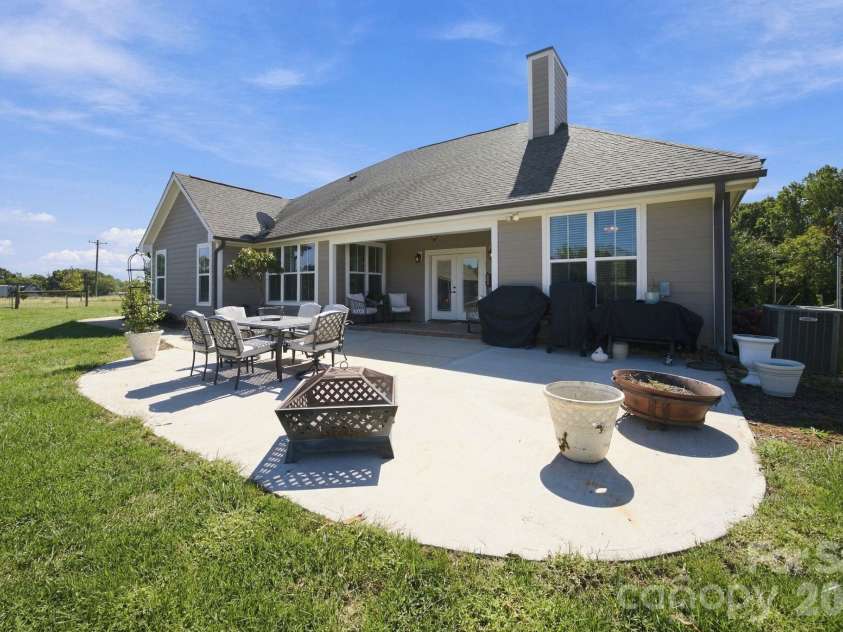 2870 Bradshaw Road, Mooresville, NC 28115.  MLS# CAR4430384, YatesRealty ID 54226. 
