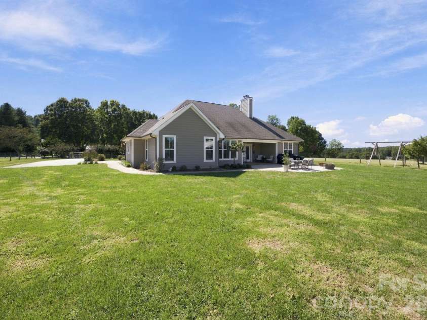 2870 Bradshaw Road, Mooresville, NC 28115.  MLS# CAR4430384, YatesRealty ID 54226. 