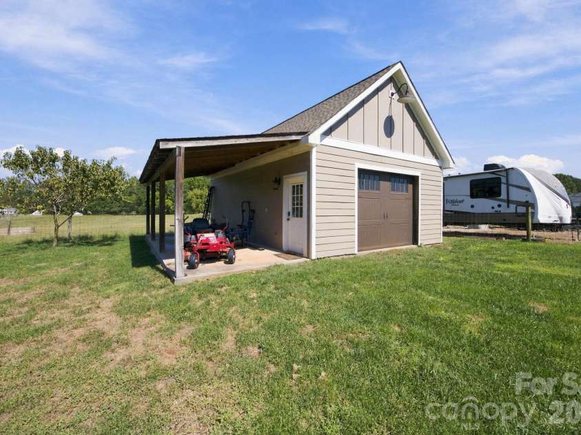 2870 Bradshaw Road, Mooresville, NC 28115.  MLS# CAR4430384, YatesRealty ID 54226. 