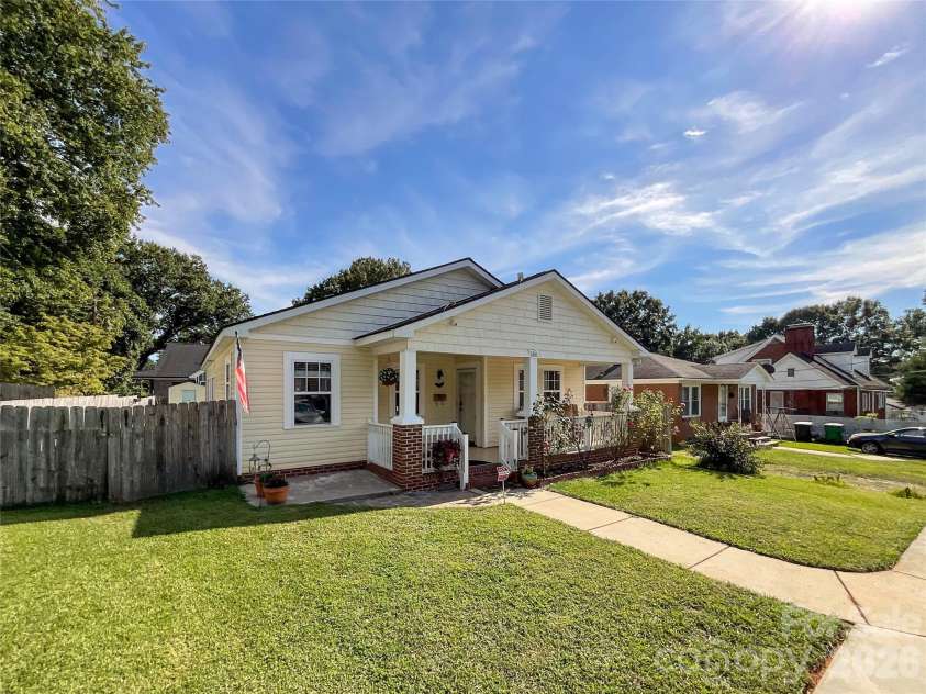 1501 Effingham Road, Charlotte, NC 28208.  MLS# CAR4430115, YatesRealty ID 54236. 