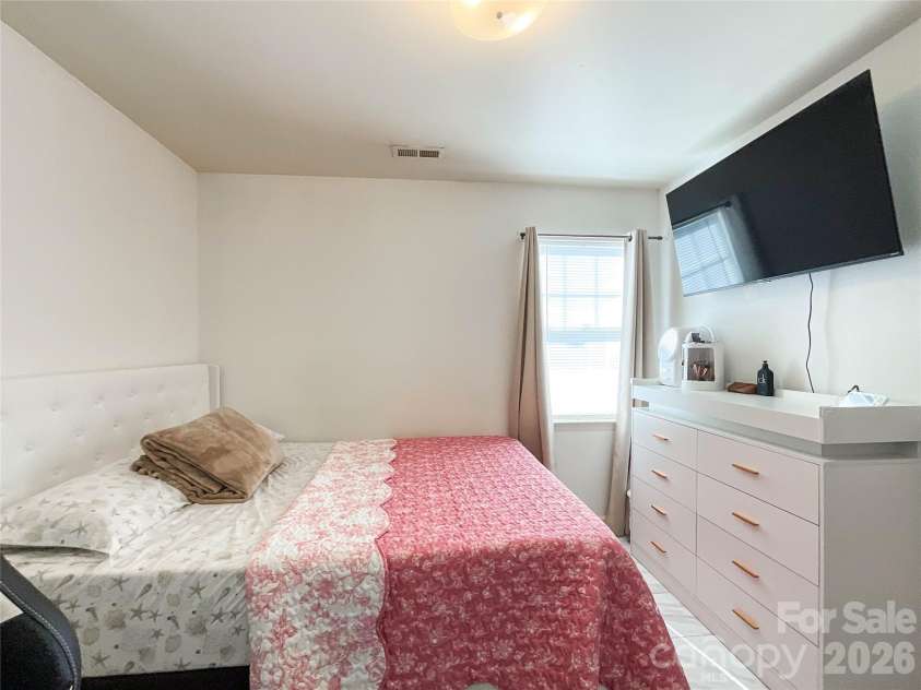 1501 Effingham Road, Charlotte, NC 28208.  MLS# CAR4430115, YatesRealty ID 54236. 