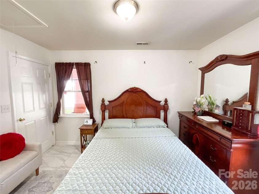 1501 Effingham Road, Charlotte, NC 28208.  MLS# CAR4430115, YatesRealty ID 54236. 