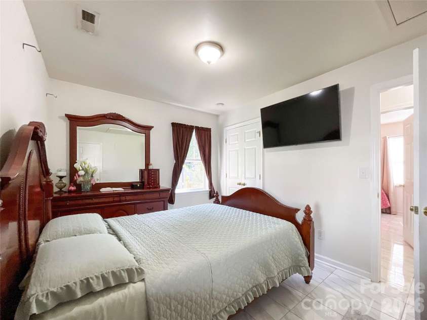 1501 Effingham Road, Charlotte, NC 28208.  MLS# CAR4430115, YatesRealty ID 54236. 