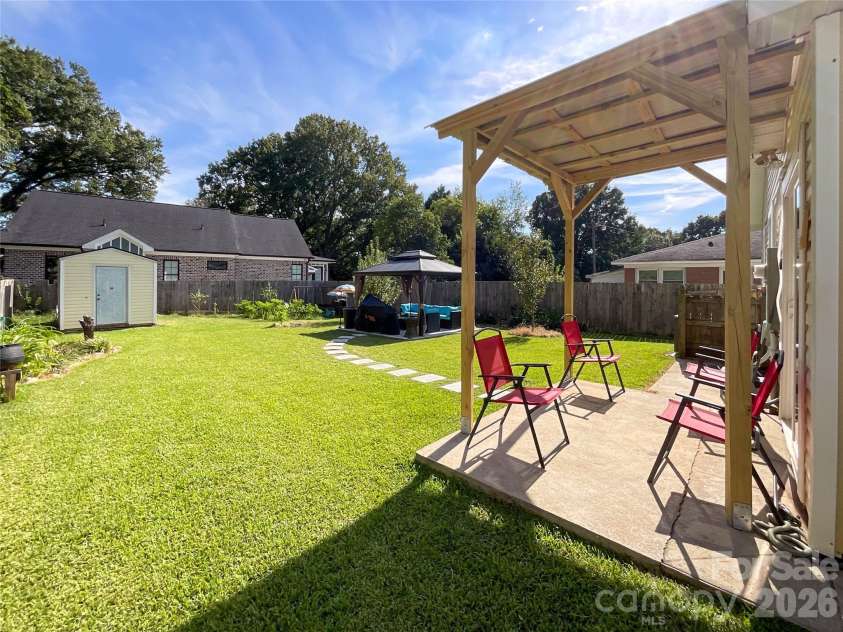 1501 Effingham Road, Charlotte, NC 28208.  MLS# CAR4430115, YatesRealty ID 54236. 