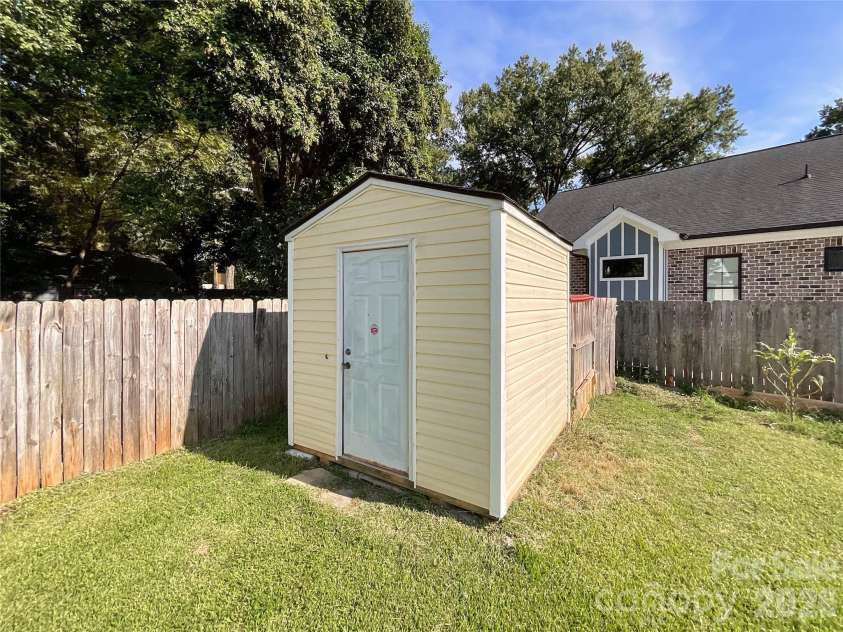 1501 Effingham Road, Charlotte, NC 28208.  MLS# CAR4430115, YatesRealty ID 54236. 
