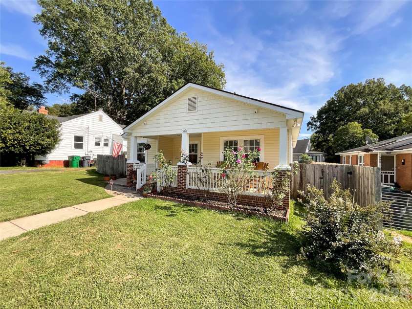 1501 Effingham Road, Charlotte, NC 28208.  MLS# CAR4430115, YatesRealty ID 54236. 