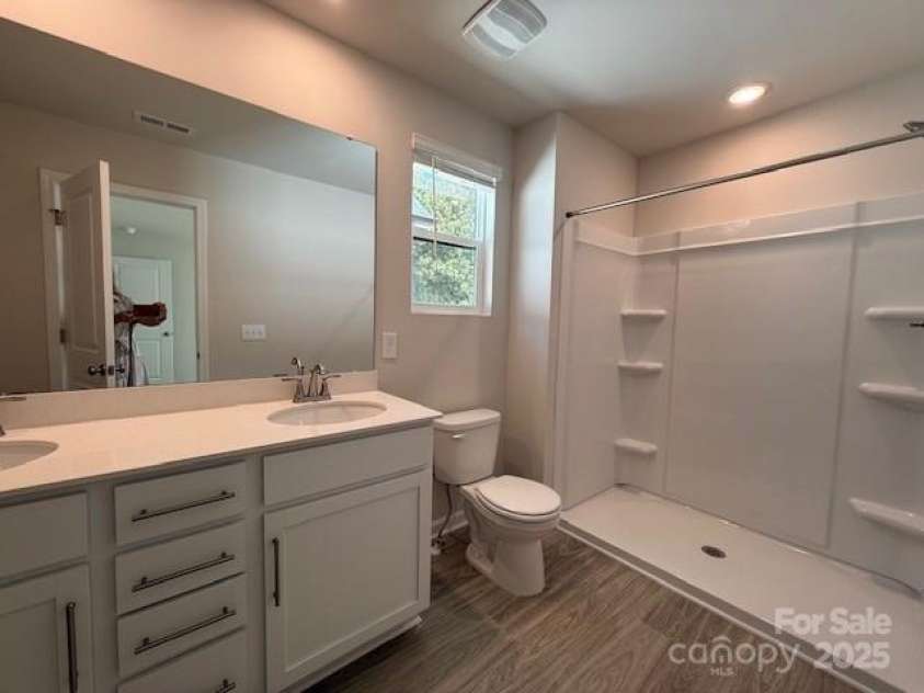 164 Sycamore Street, Mooresville, NC 28115.  MLS# CAR4231421, YatesRealty ID 5424. Primary Bath w/Walk-In Shower