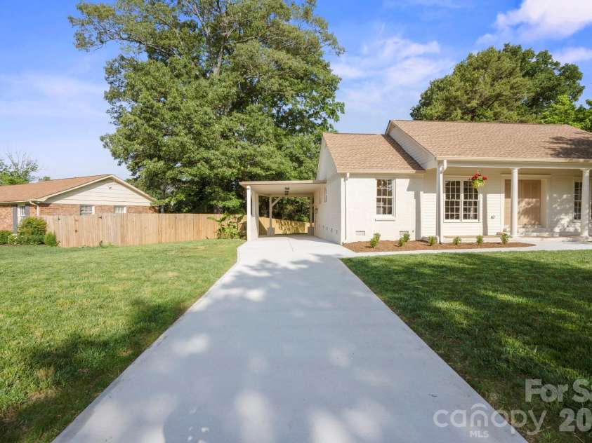 6100 Ashcrest Drive, Charlotte, NC 28217.  MLS# CAR4346577, YatesRealty ID 5424. 