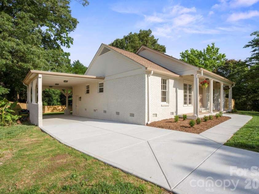 6100 Ashcrest Drive, Charlotte, NC 28217.  MLS# CAR4346577, YatesRealty ID 5424. 