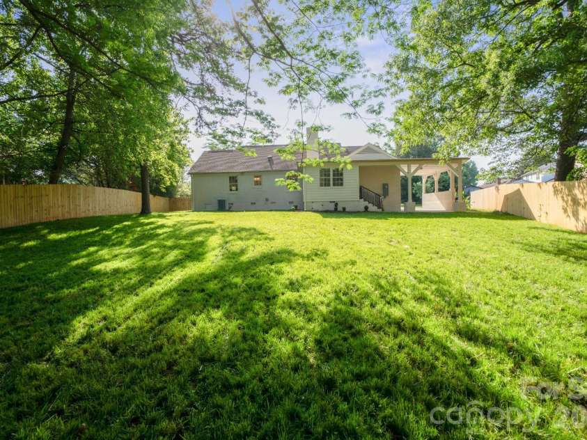 6100 Ashcrest Drive, Charlotte, NC 28217.  MLS# CAR4346577, YatesRealty ID 5424. 