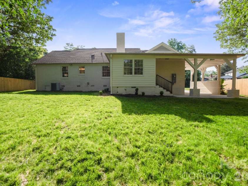 6100 Ashcrest Drive, Charlotte, NC 28217.  MLS# CAR4346577, YatesRealty ID 5424. 