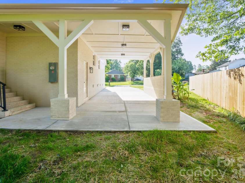 6100 Ashcrest Drive, Charlotte, NC 28217.  MLS# CAR4346577, YatesRealty ID 5424. 