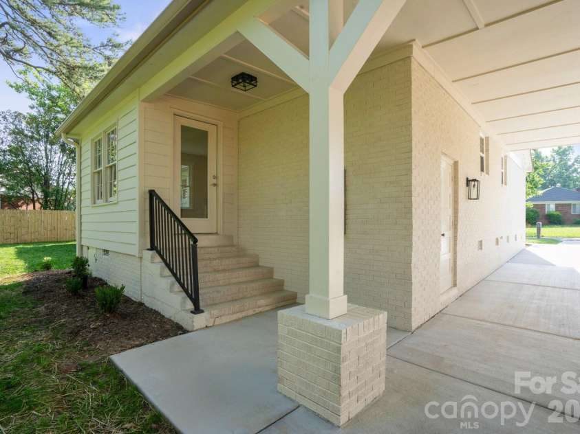 6100 Ashcrest Drive, Charlotte, NC 28217.  MLS# CAR4346577, YatesRealty ID 5424. 
