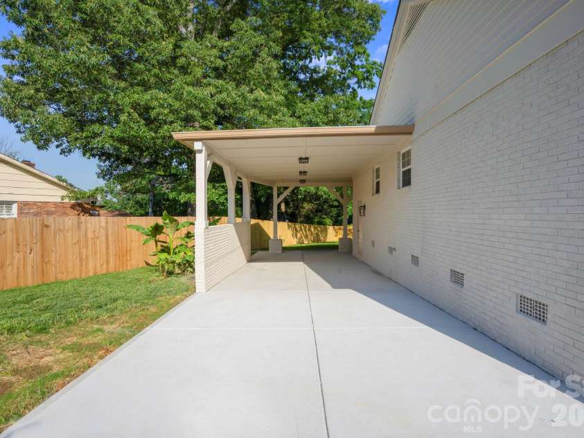 6100 Ashcrest Drive, Charlotte, NC 28217.  MLS# CAR4346577, YatesRealty ID 5424. 