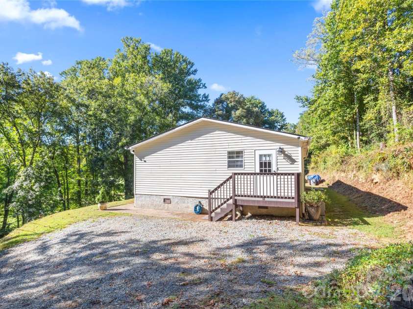 183 Gobbler Circle, Horse Shoe, NC 28742.  MLS# CAR4430660, YatesRealty ID 54240. 