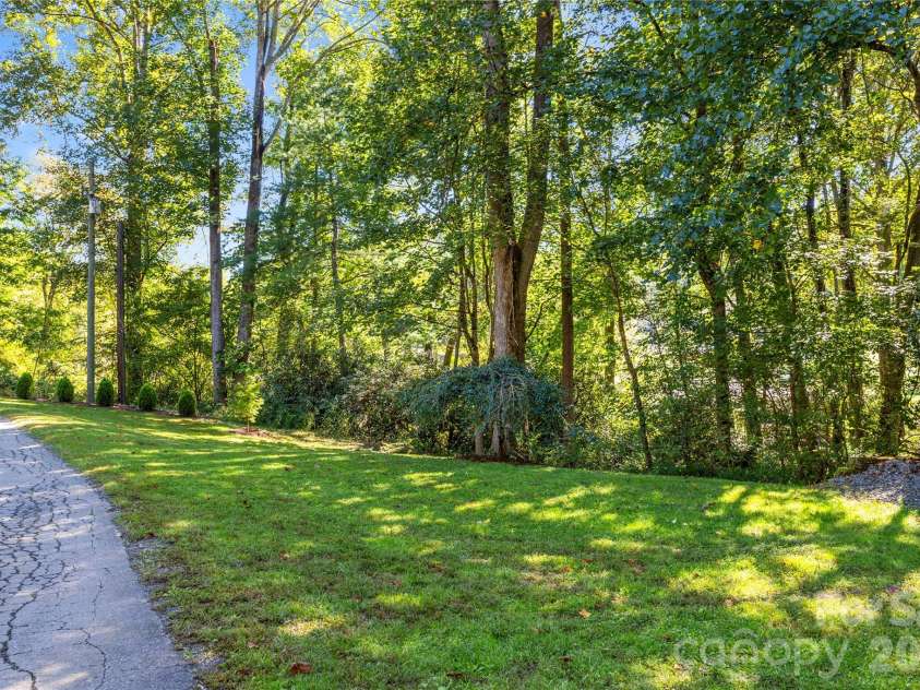 183 Gobbler Circle, Horse Shoe, NC 28742.  MLS# CAR4430660, YatesRealty ID 54240. 