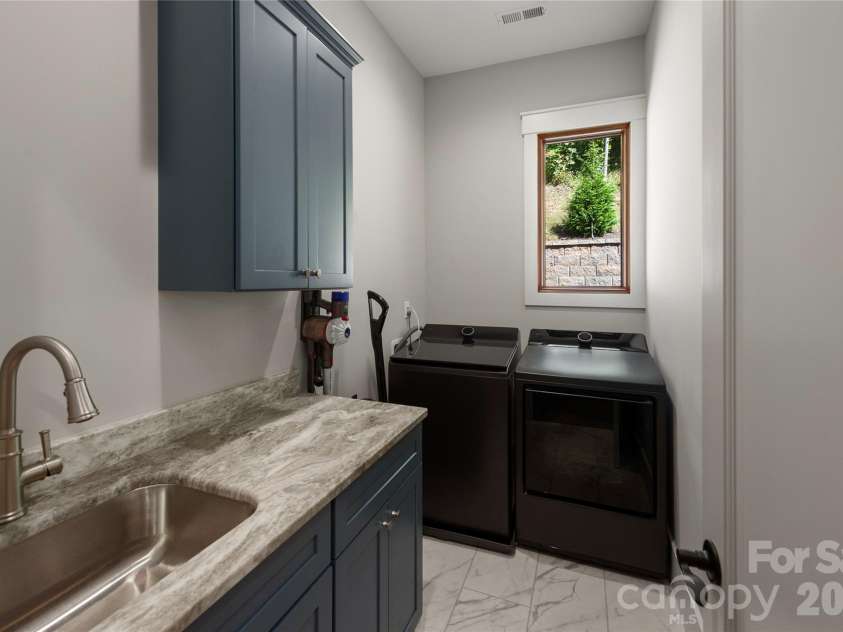 945 Somersby Park, Hendersonville, NC 28739.  MLS# CAR4430657, YatesRealty ID 54244. 