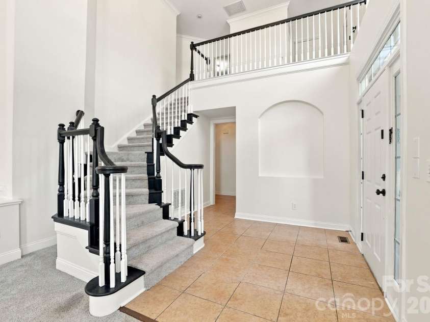 3439 Twelve Oaks Place, Charlotte, NC 28270.  MLS# CAR4423382, YatesRealty ID 54247. Foyer Entrance