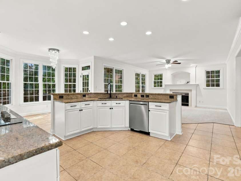 3439 Twelve Oaks Place, Charlotte, NC 28270.  MLS# CAR4423382, YatesRealty ID 54247. Kitchen