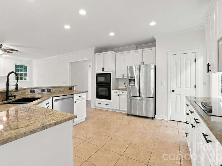 3439 Twelve Oaks Place, Charlotte, NC 28270.  MLS# CAR4423382, YatesRealty ID 54247. Kitchen