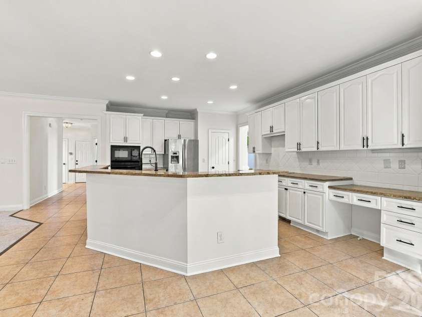 3439 Twelve Oaks Place, Charlotte, NC 28270.  MLS# CAR4423382, YatesRealty ID 54247. Kitchen