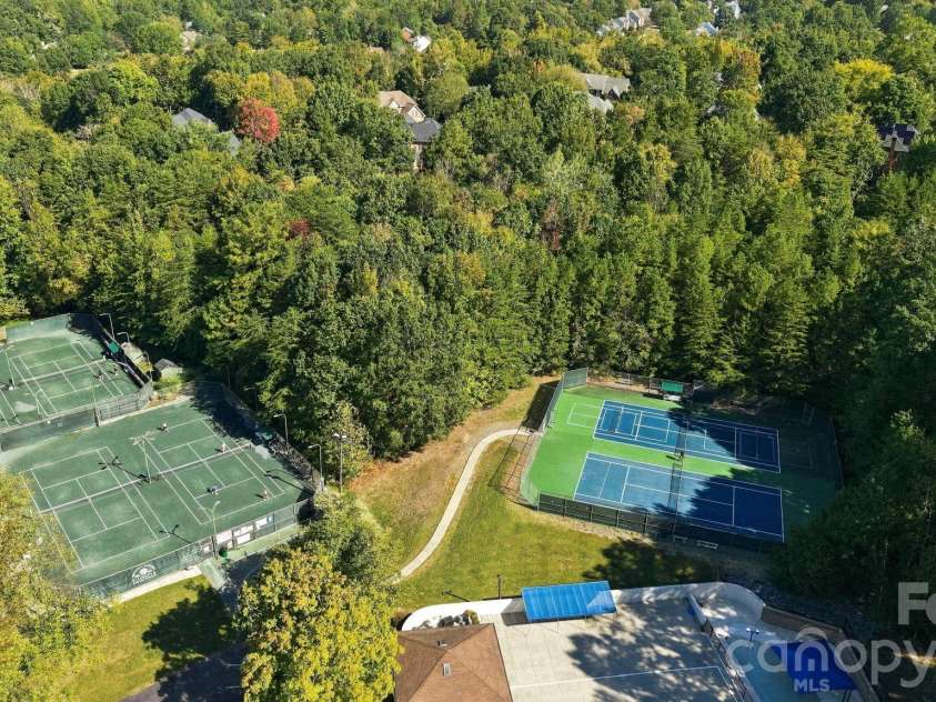 3439 Twelve Oaks Place, Charlotte, NC 28270.  MLS# CAR4423382, YatesRealty ID 54247. Neighborhood Amenities