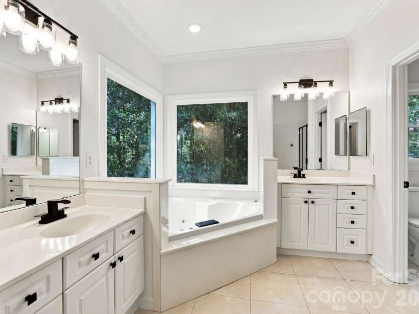 3439 Twelve Oaks Place, Charlotte, NC 28270.  MLS# CAR4423382, YatesRealty ID 54247. Primary Bath