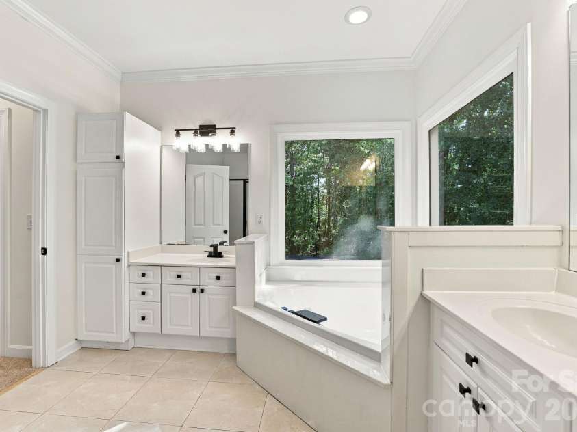 3439 Twelve Oaks Place, Charlotte, NC 28270.  MLS# CAR4423382, YatesRealty ID 54247. Primary Bath